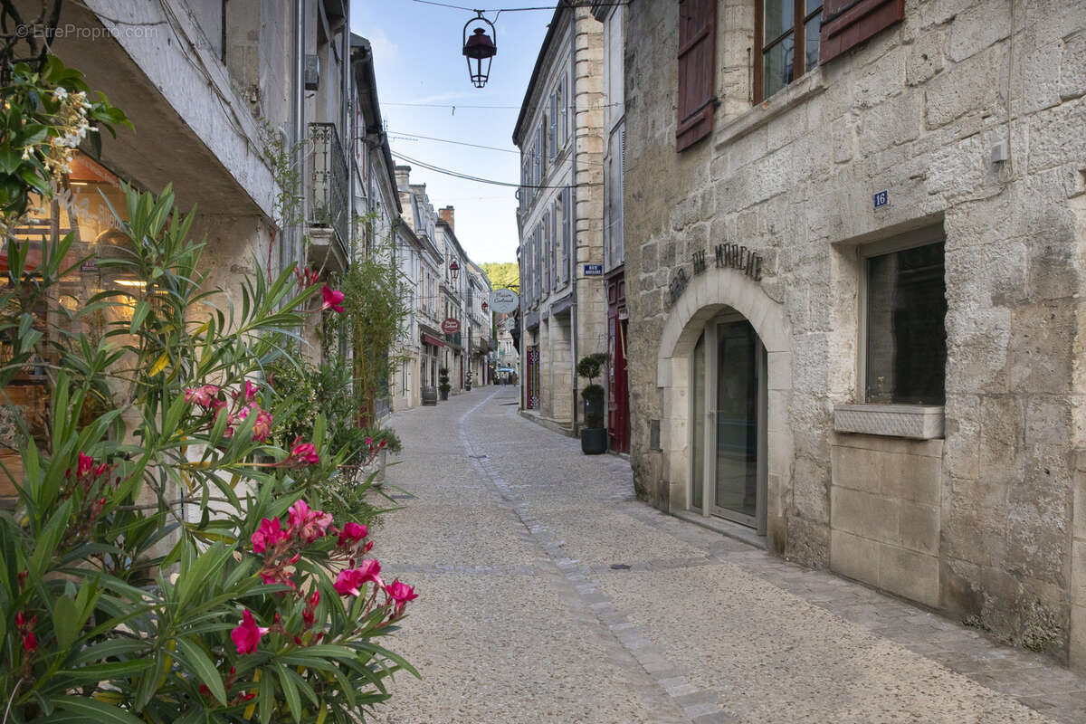 Immeuble en plein cœur de Brantome en Périgord, 8 pièces, 4 chambres et une terrasse à l’étage d’environ 50 m2 - photo 11