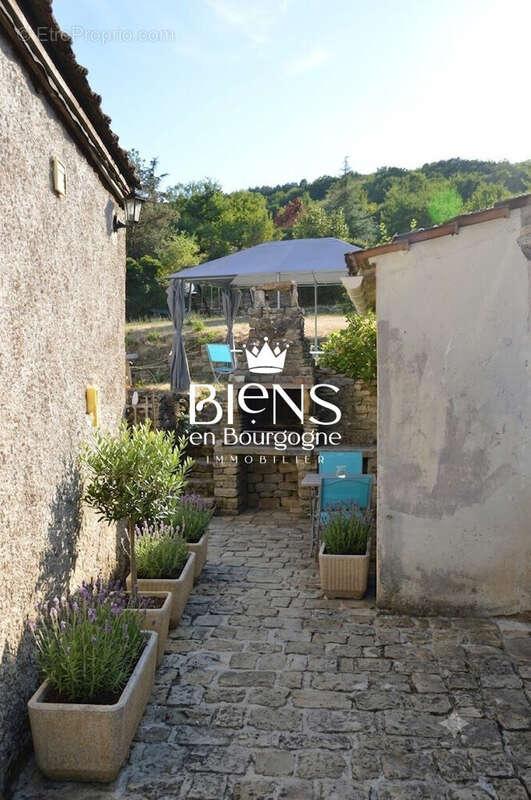 cabanon, terrasse et four en pierre