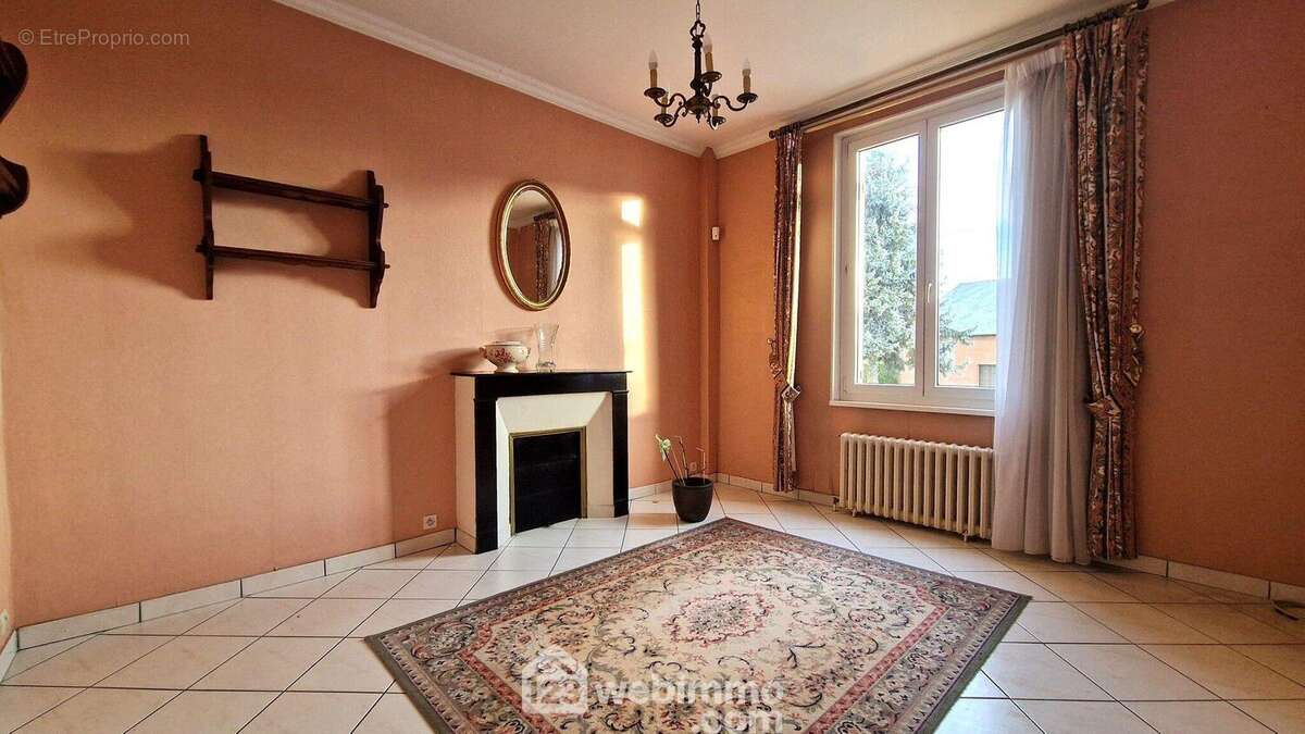 Les fenêtres sont en double vitrage pvc - Maison à LAON