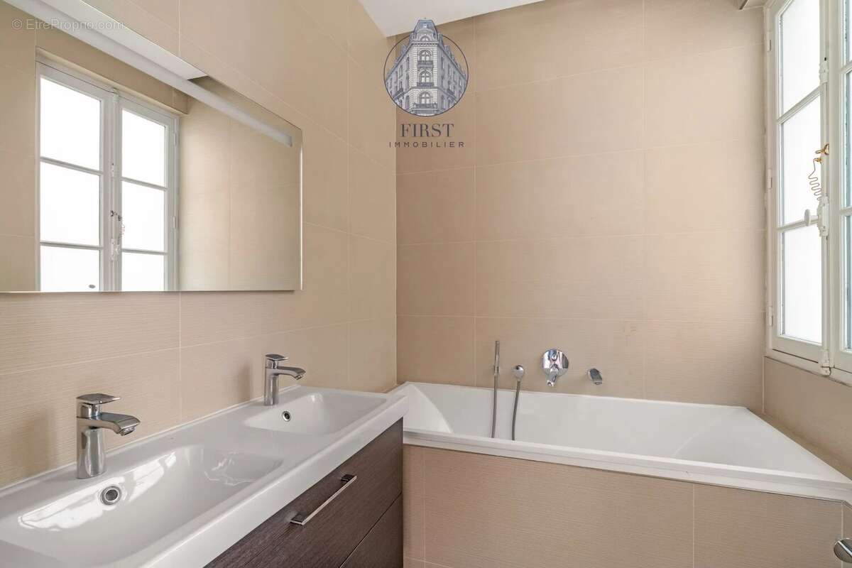 Appartement à PARIS-8E
