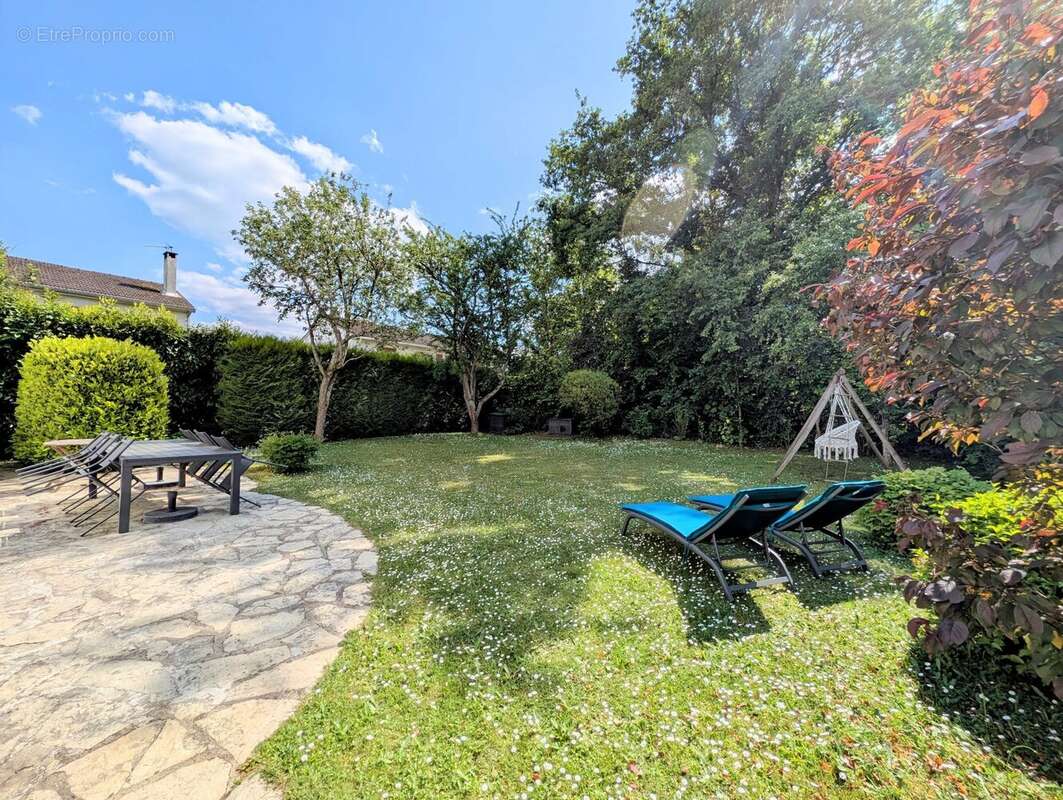 Maison à LE MESNIL-SAINT-DENIS