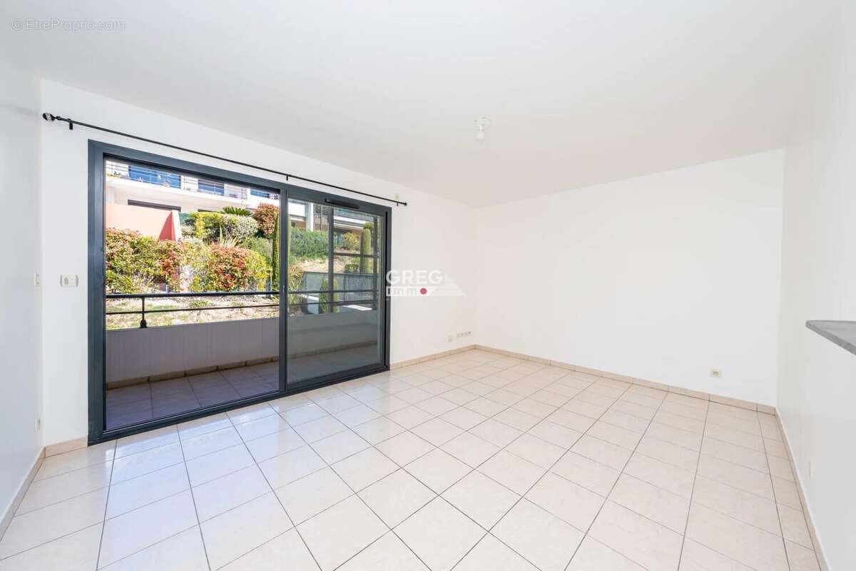 Appartement à SAINT-LAURENT-DU-VAR