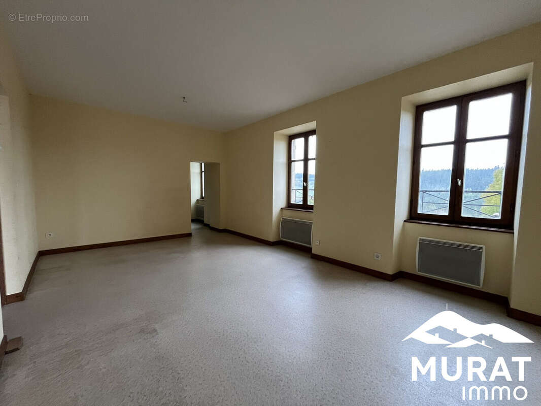 Appartement à CONDAT-LES-MONTBOISSIER