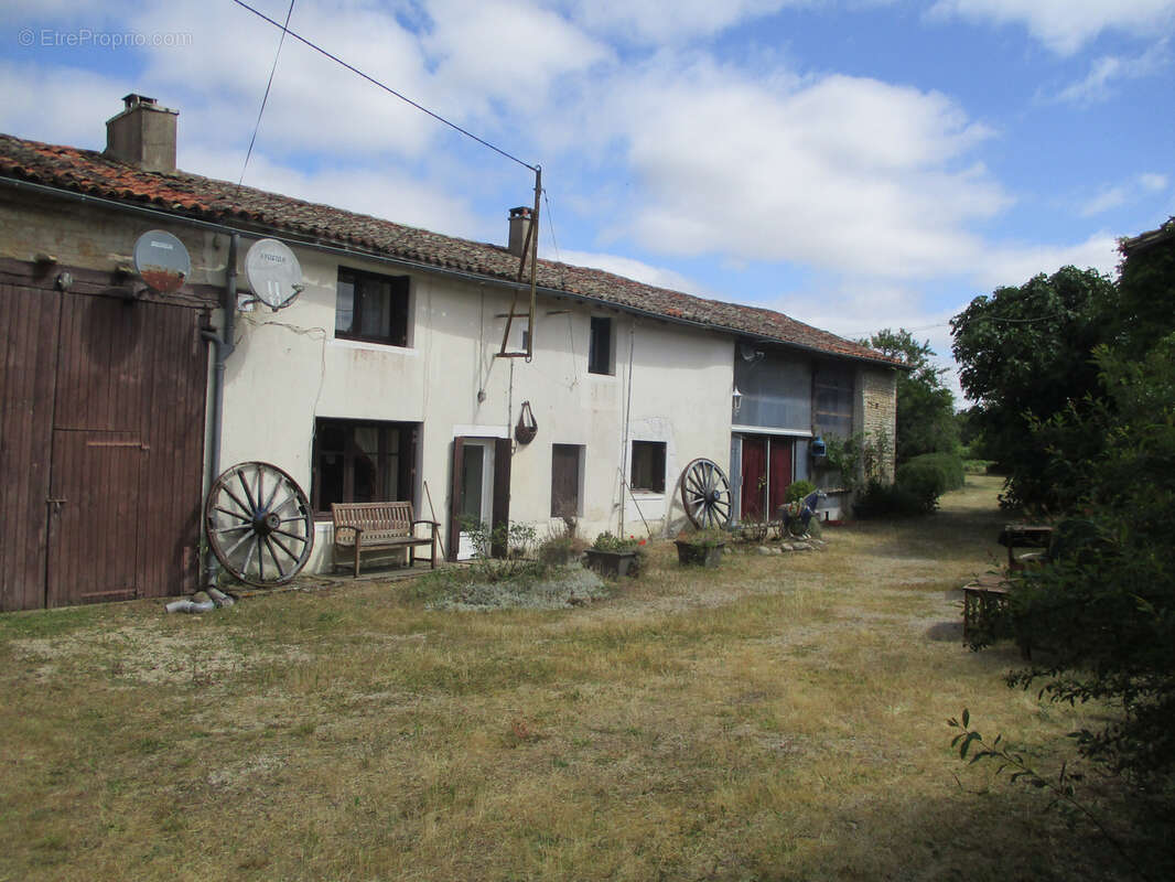 Ensemble immobilier de deux maisons. - photo 45