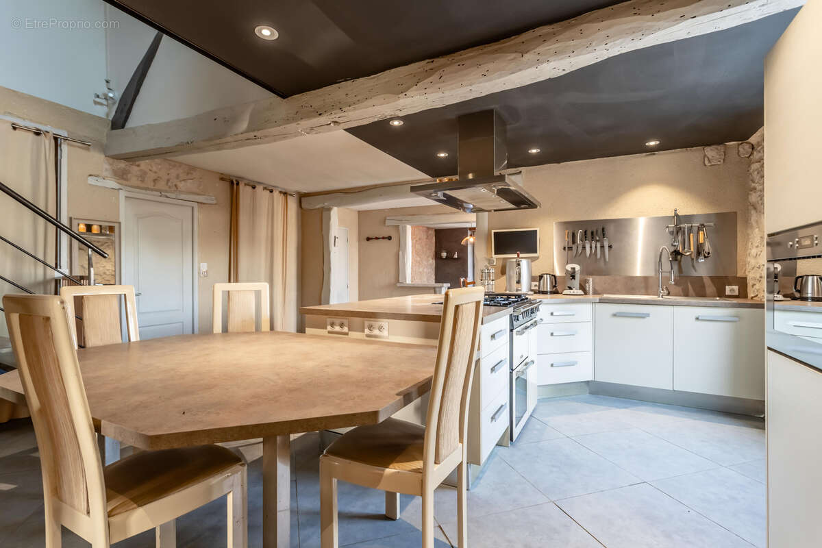 Propriété de campagne avec piscine, dépendances, garage et terrain - photo 9