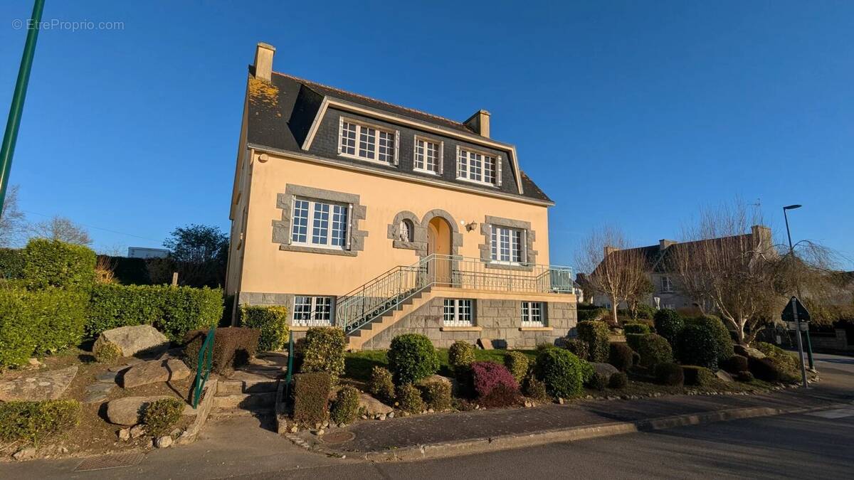 Maison à PLONEVEZ-PORZAY