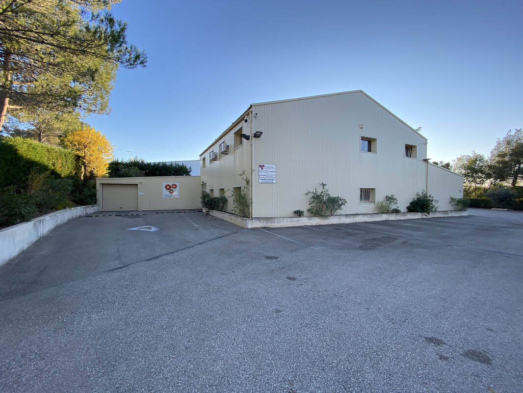 Commerce à ROQUEBRUNE-SUR-ARGENS