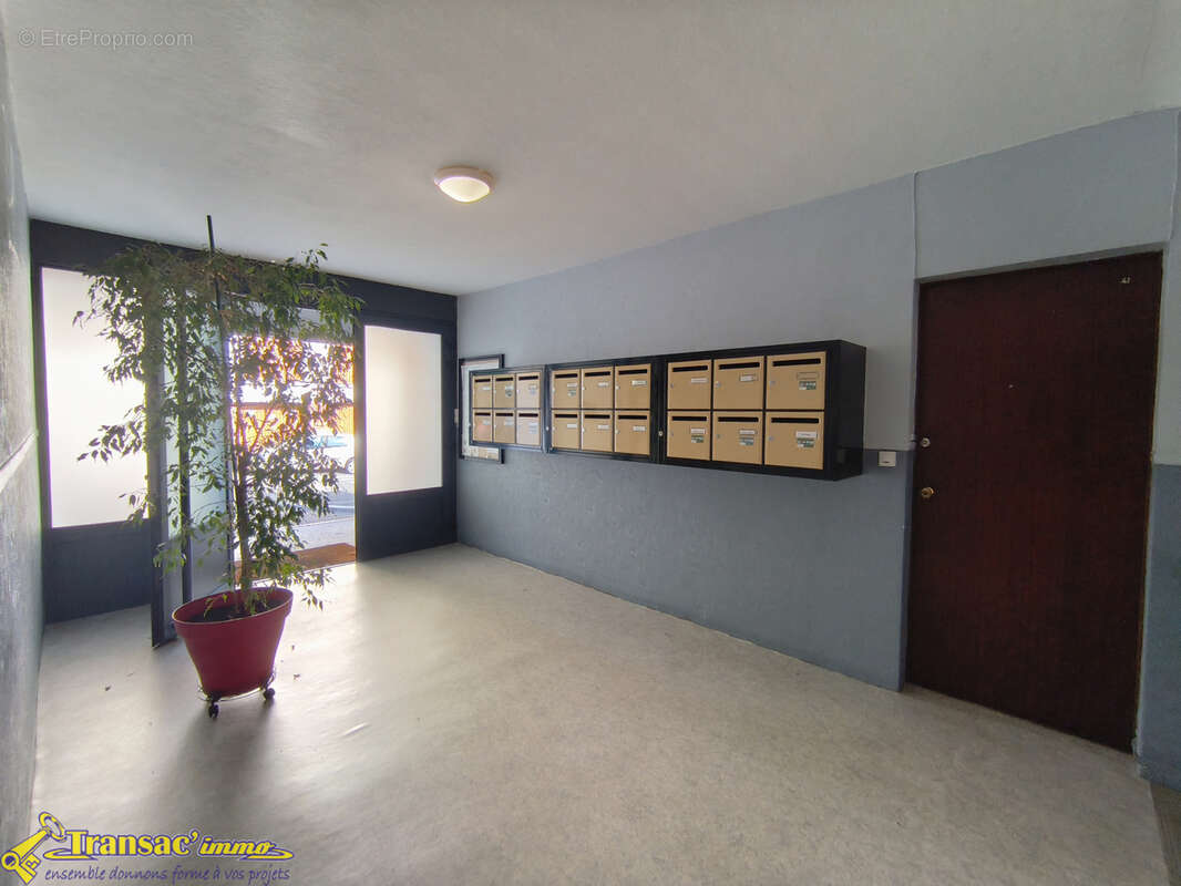 Haut de Thiers, appartement type F3 de 52m2 au RDC avec balcon et une cave. - photo 12