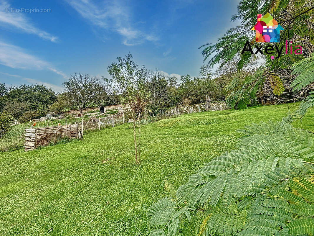 Maison à POUILLY-SOUS-CHARLIEU