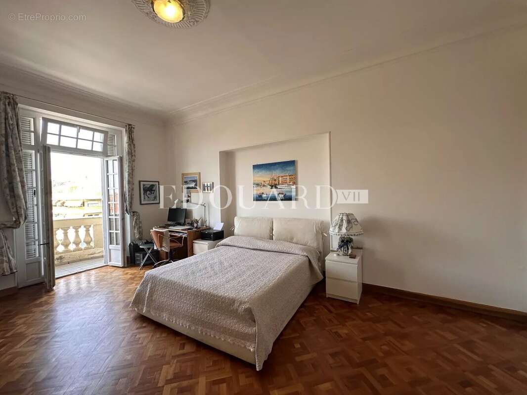 Vaste trois pièces à vendre avec belle vue sur la ville jusqu’à la mer, en plein centre de Menton - photo 22