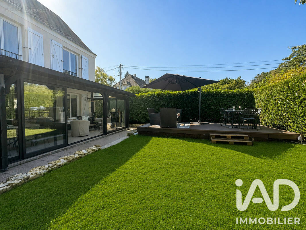 Maison 8 pièces 145 m² · à Villeneuve-le-Comte · 145 m² · 415 000 €