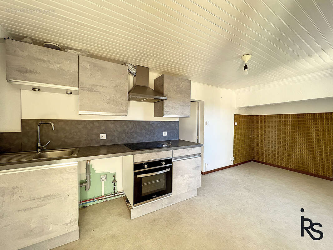 Une demeure rurale en 4 logements avec 6,34 ha de terrain et deux sources. - photo 11