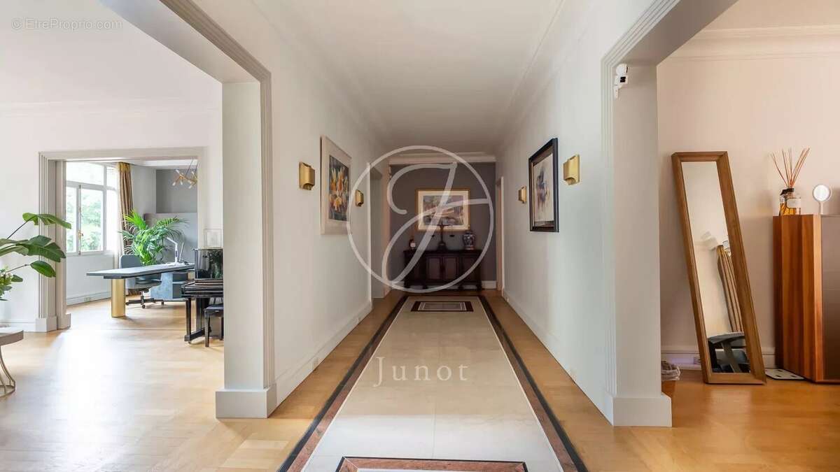 Appartement à PARIS-16E