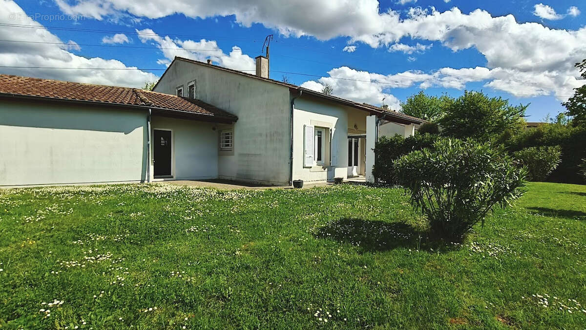 Maison à SAINT-SEURIN-DE-CURSAC