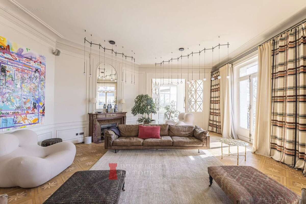 Appartement à PARIS-16E