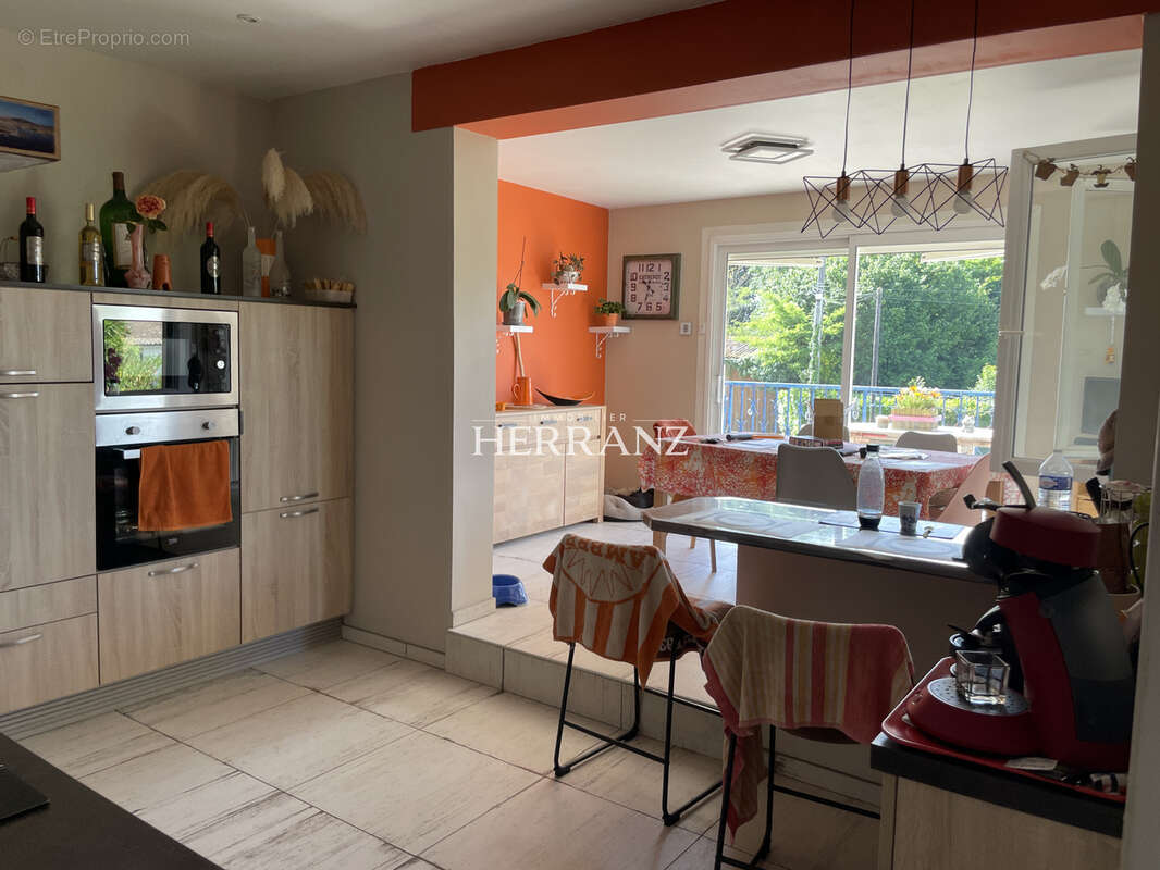 Maison familiale 3 chambres avec vaste sous-sol et nombreuses possibilités d’aménagement - photo 3