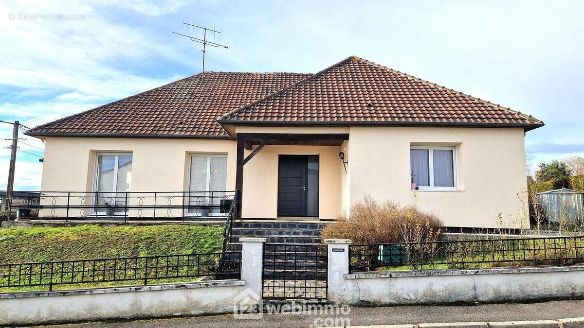 Joli pavillon de plain-pied sur sous-sol complet d'une surface habitable de 117 m² - Maison à MONTCORNET