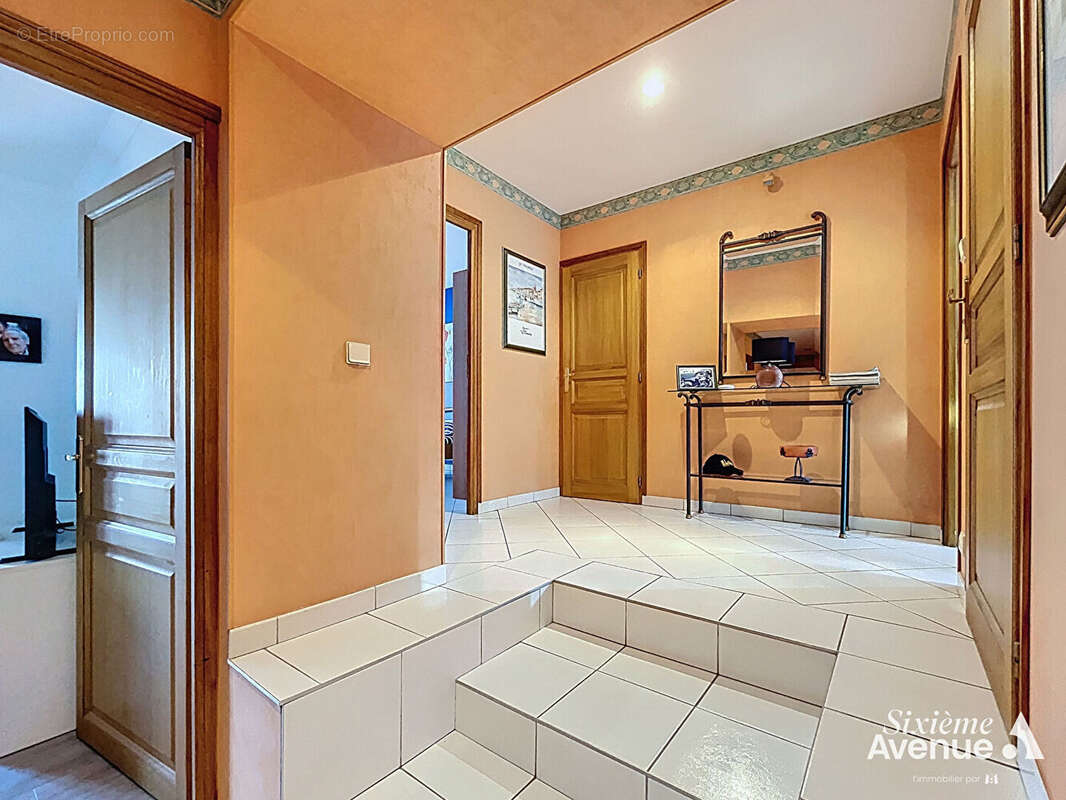 Maison de village de 240 m² utiles (5 chambres) + garage et appartement séparé de  69 m² (1 chambre) - photo 18
