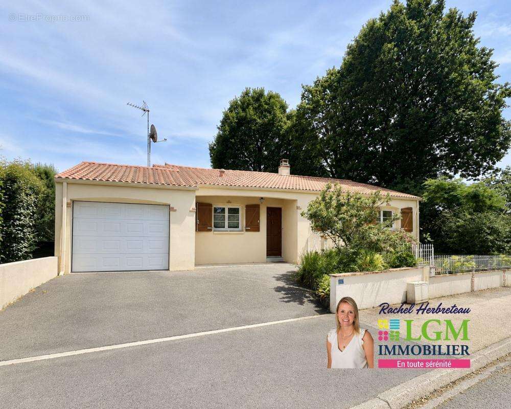 Maison À Vendre - Mouilleron le Captif- Maison familiale avec jardin arboré dans un lotissement calme - photo 7