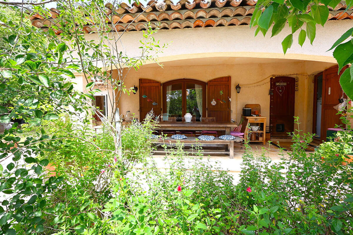 Maison 135 m² avec 2 mazets en pierre et bassin aperçu mer - photo 10