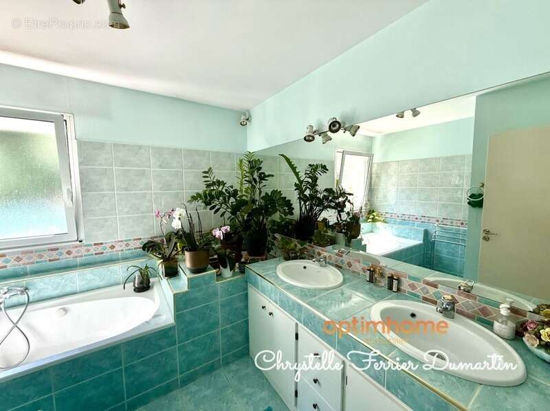 Maison de 206 m2 - 4 chambres - 1 studio indépendant - Piscine - CARBON BLANC - photo 8
