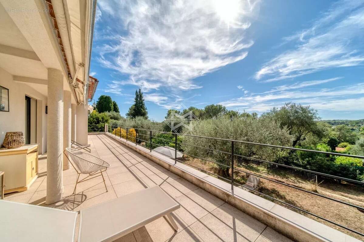 Maison à ROQUEFORT-LES-PINS