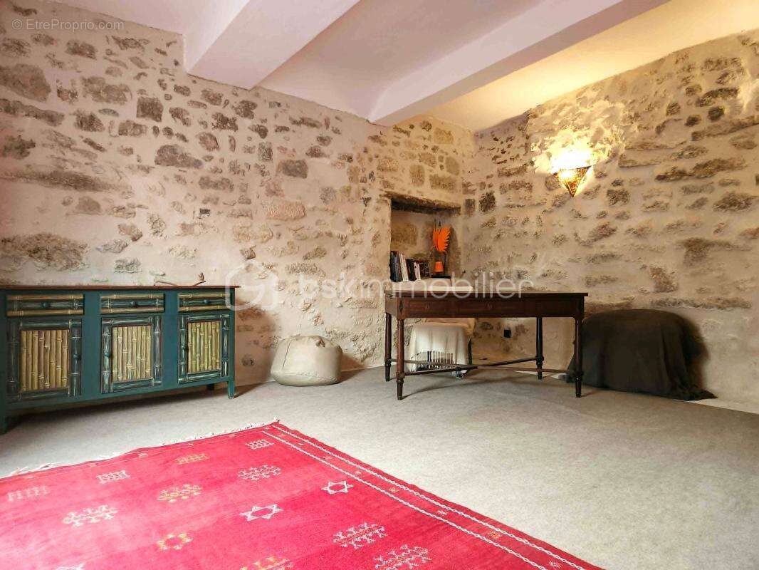 Maison de caractère rénovée de 166 m² avec grand garage et terrasse - photo 10