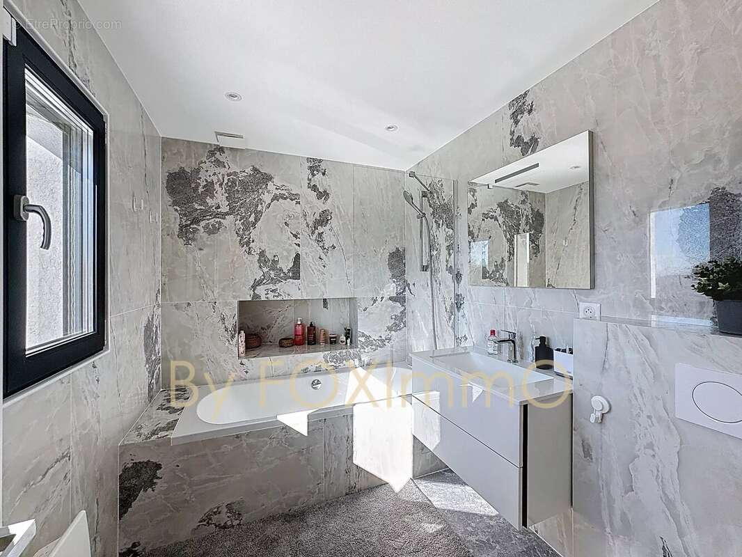 Limte  Vence, villa rénovée 300 m² – 5 suites – Piscine – Position dominante – Bien rare sur le secteur - photo 11