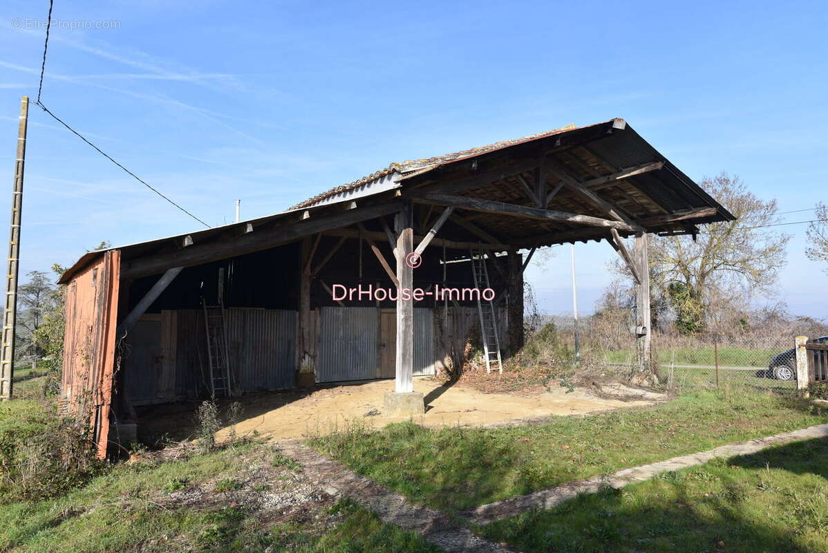 Terrain à SAINTE-FOY-DE-PEYROLIERES