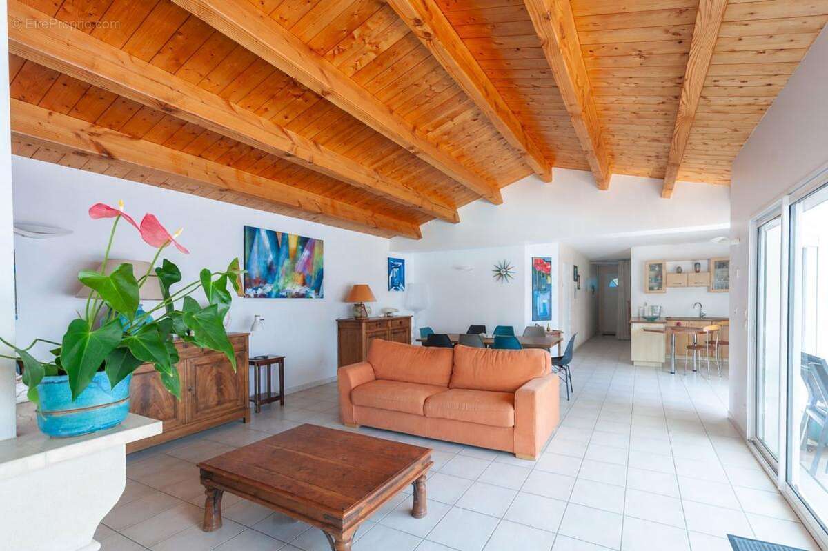 Nieul sur Mer - Maison plain-pied 153 m² - 4 chambres - garage - piscine - photo 2