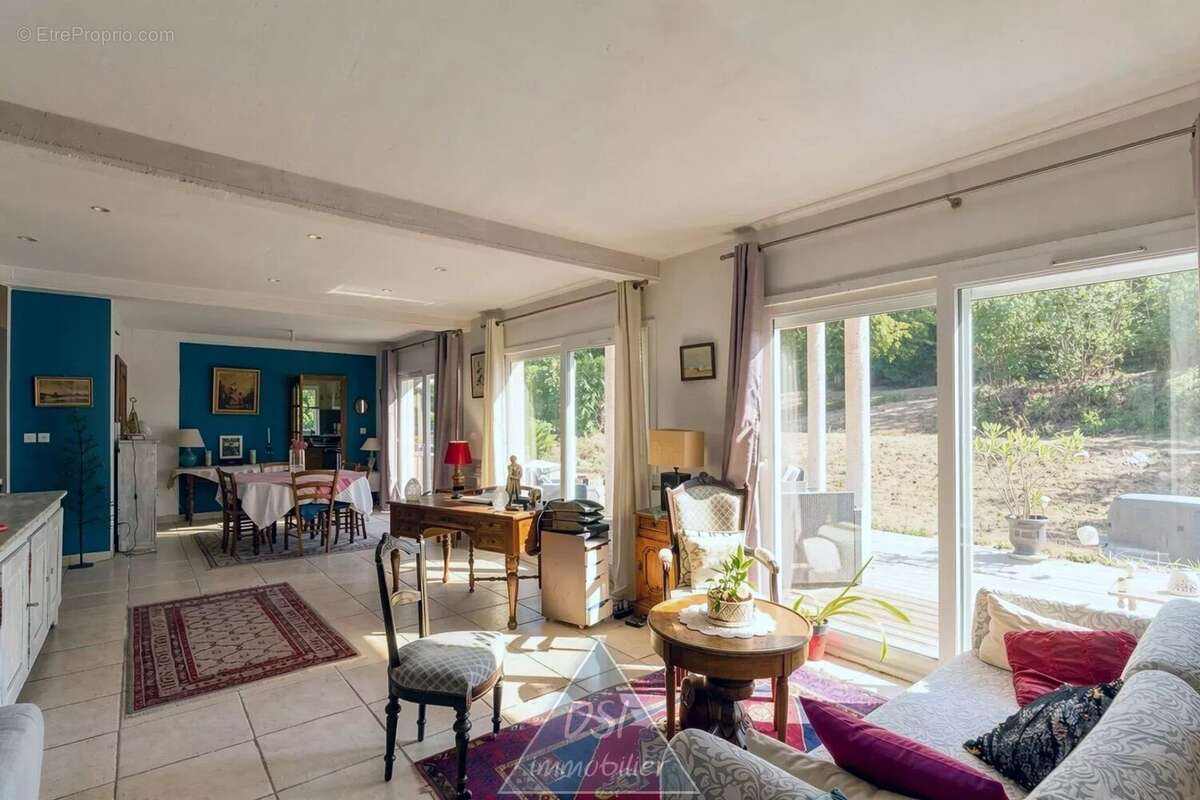 Maison contemporaine de 195 m² – 5 chambres – Terrain de 1 645 m² – NEYRON - photo 4