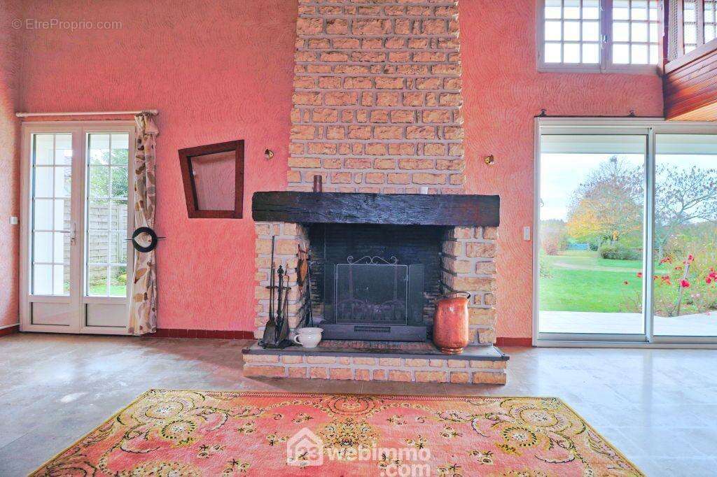 Une cheminée majestueuse, - Maison à SAINT-GAUDENT