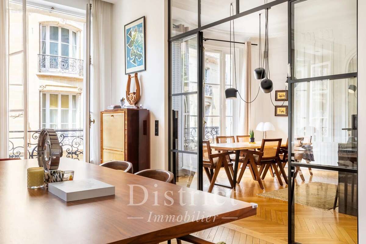 Appartement à PARIS-16E