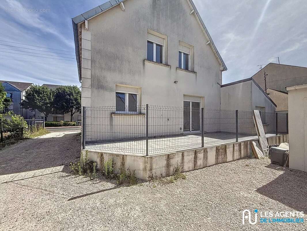 Maison 103 m² à Saint-Jean-De-La-Ruelle  - photo 2