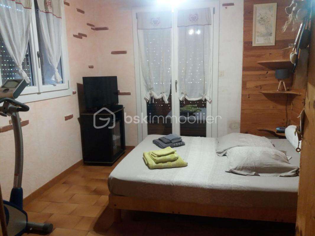 Maison à SAINT-LAURENT-DE-LA-SALANQUE