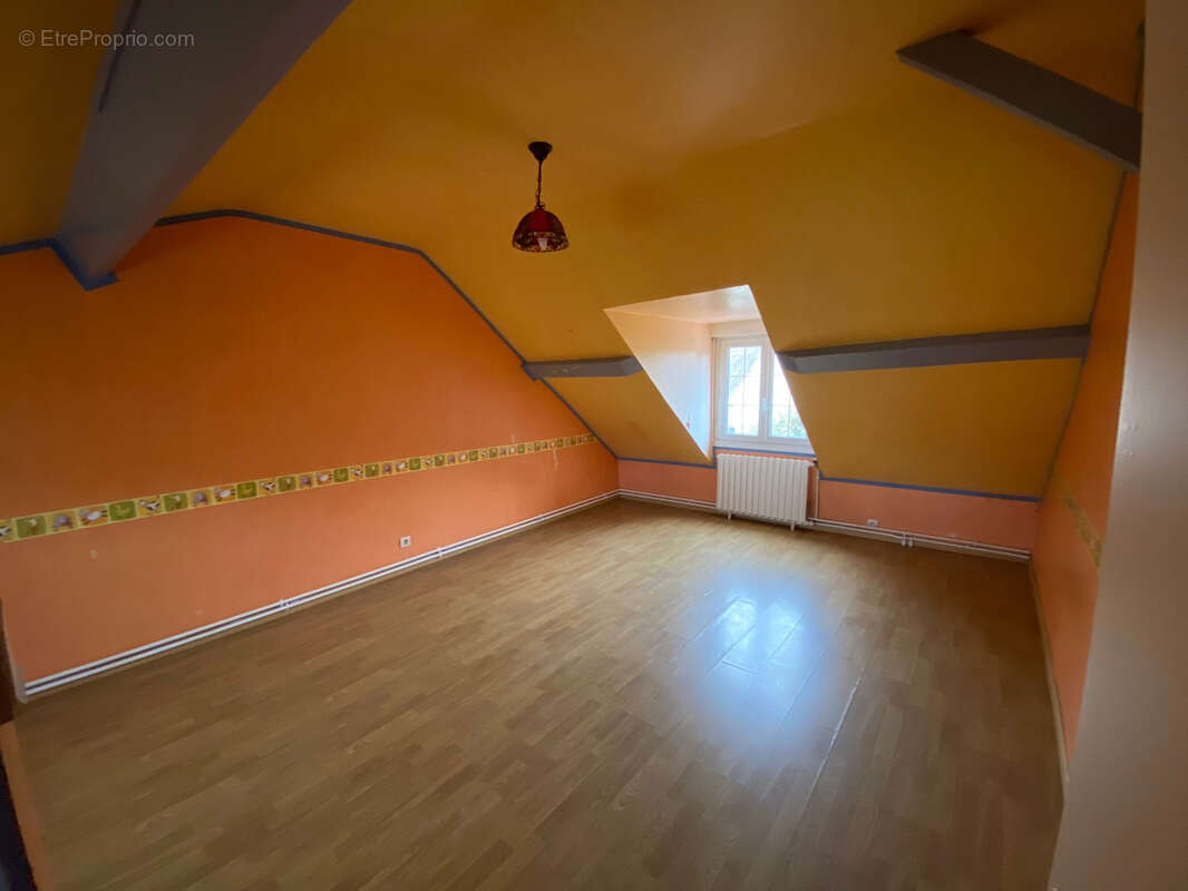 Maison à VILLAINES-LA-CARELLE