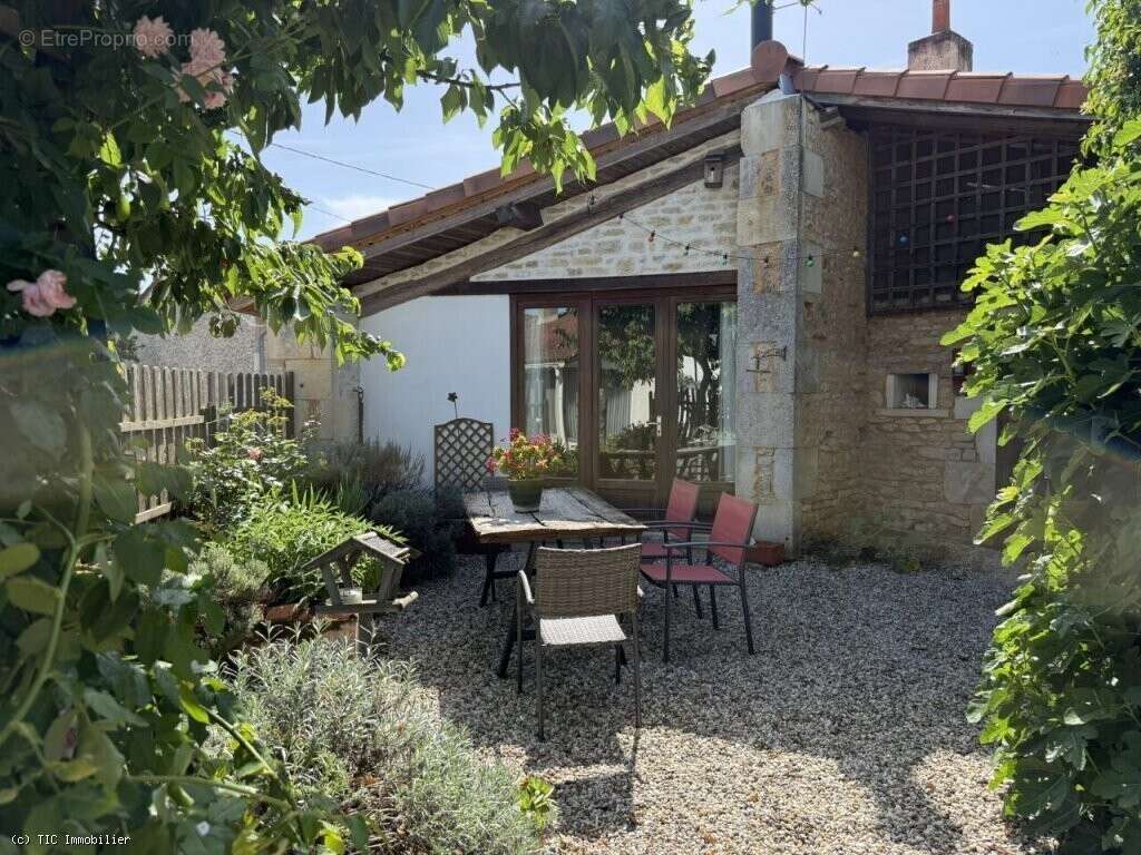 Maison à NANTEUIL-EN-VALLEE