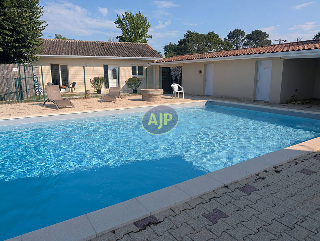 Maison à VENDAYS-MONTALIVET