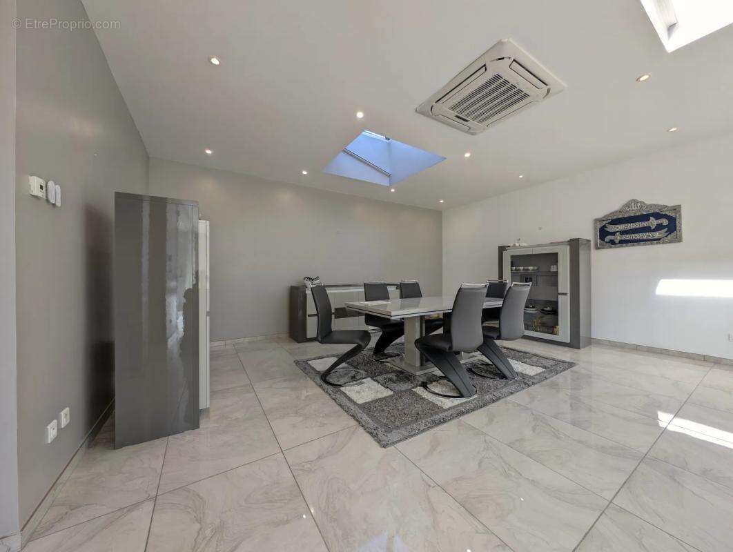 Maison à SAINT-CYR-DE-FAVIERES