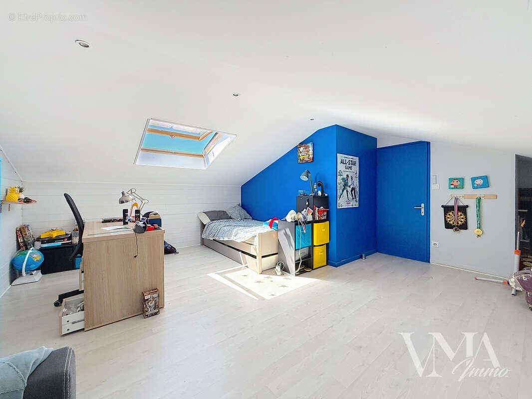 LA TOUR-DE-SALVAGNY   Maison familiale 7 pièces avec piscine 650 000 €  146 m2 Carrez  Terrain 631 m2 - photo 13