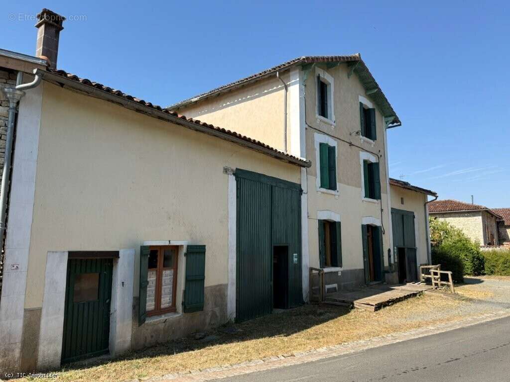 Maison de Village A Rénover Sur 1683m² - photo 25