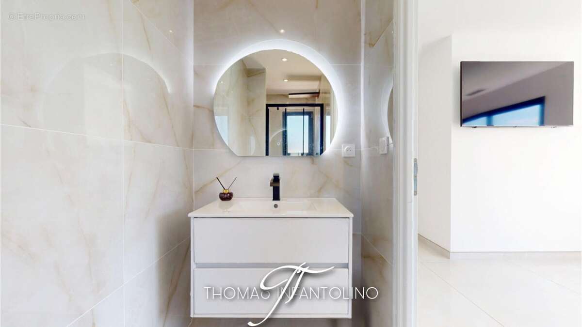 En exclusivite - plain pied - 3 chambres - 1 suite parentale - salle de bain - salle d'eau - piscine - pool house - photo 12