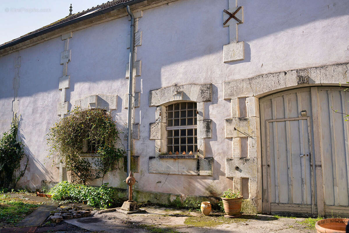 Appartement à SAINT-JEAN-D'ANGELY