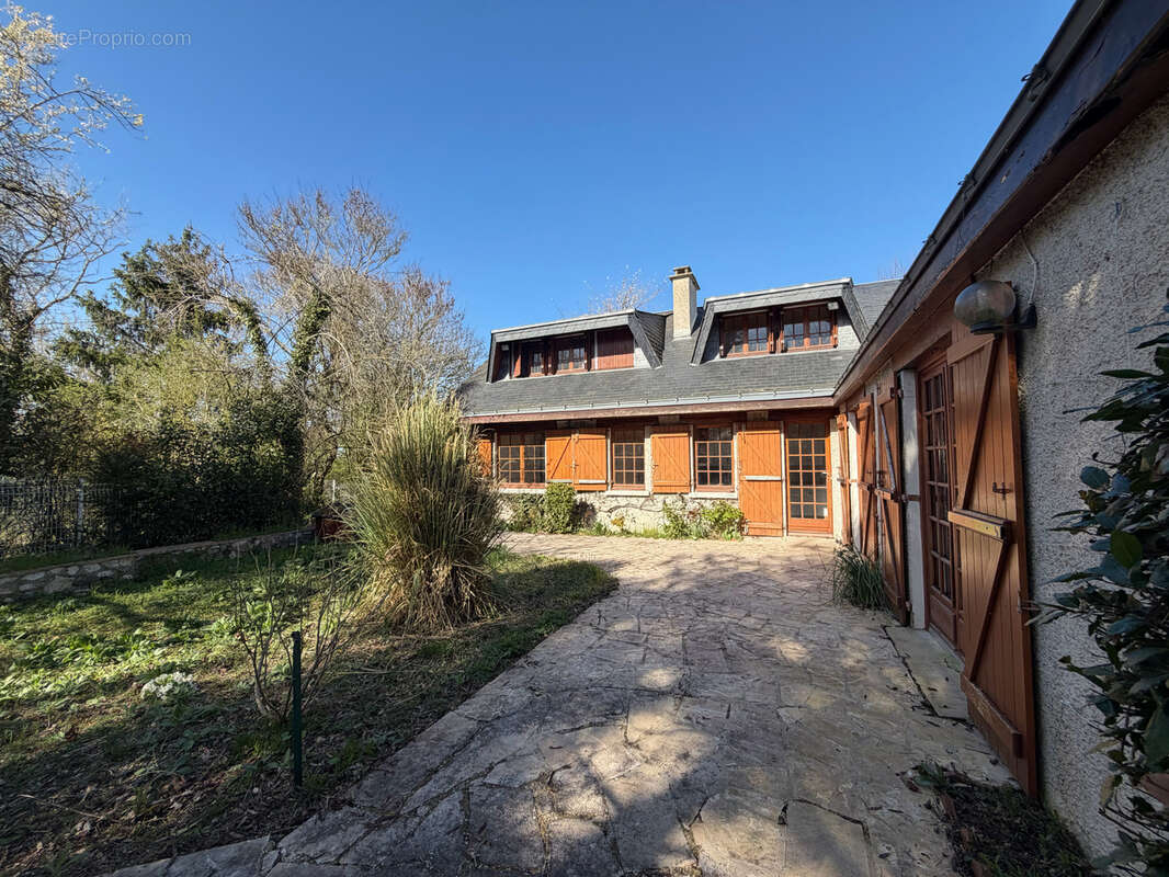 HOUDAN Maison de 200 m2 avec jardin clos de 1000 m2 - photo 3
