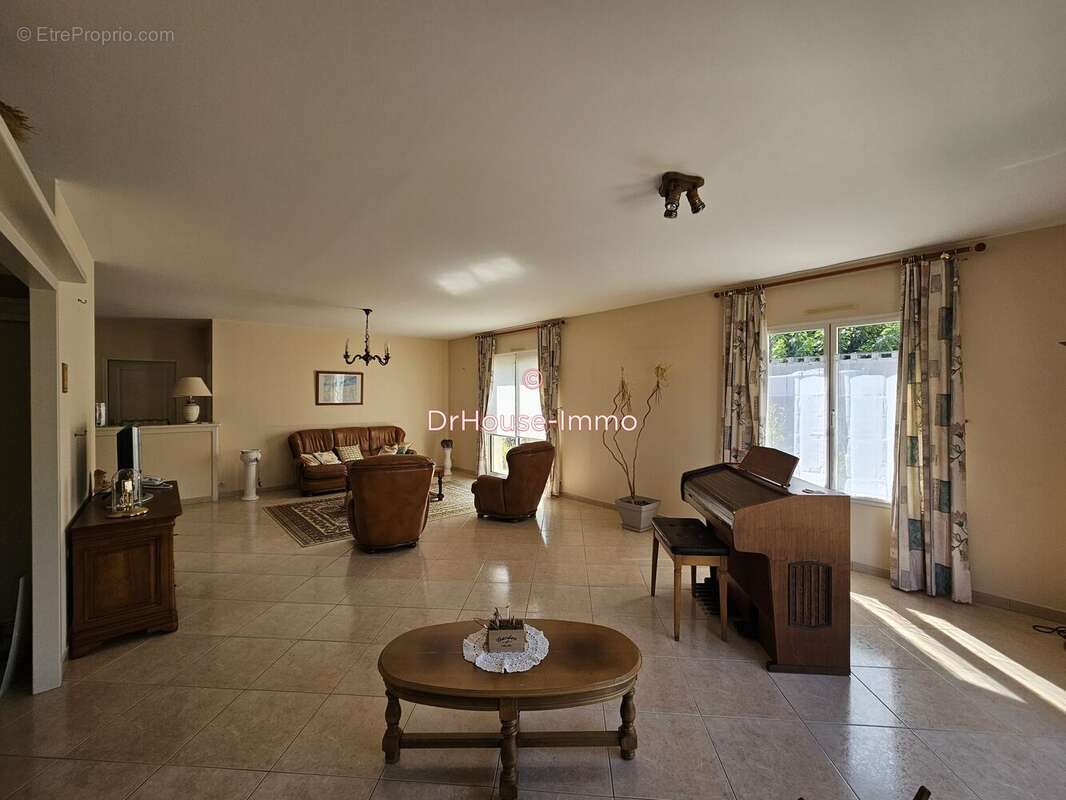 Maison 161 m² à Coulon  - photo 12