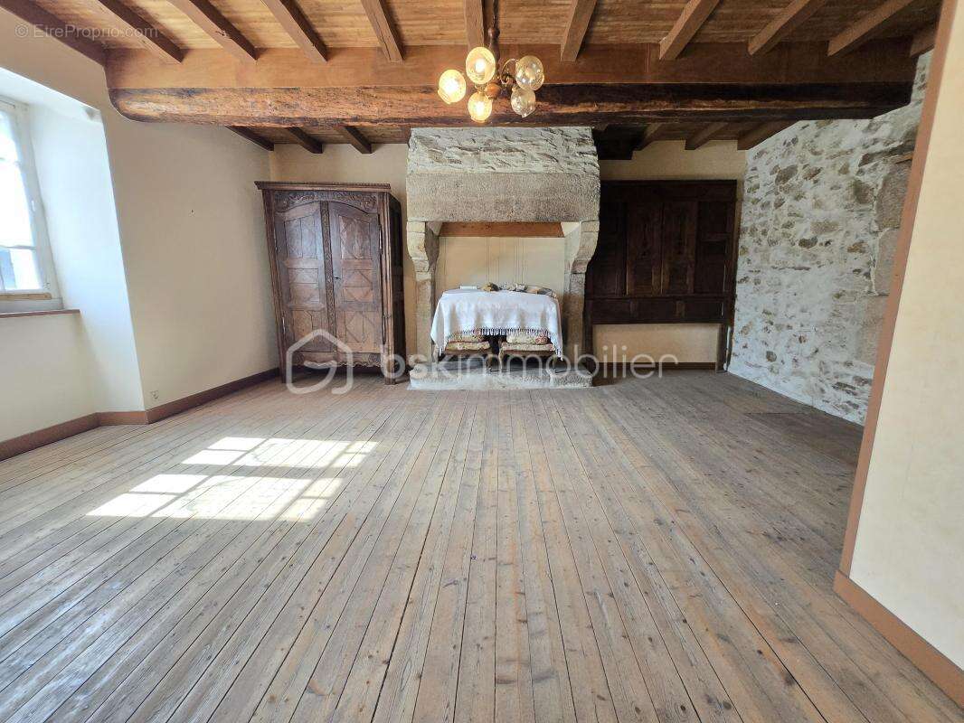 À Dinan, dans le secteur recherché de Léhon, maison de ville en pierre avec garage et courette - photo 7