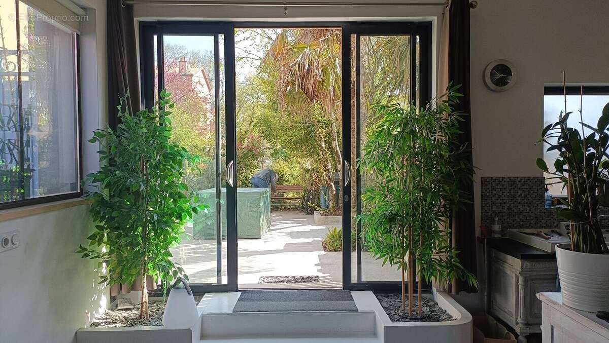 Bien rare - Maison mitoyenne atypique avec terrain constructible - Proche centre-ville - photo 3