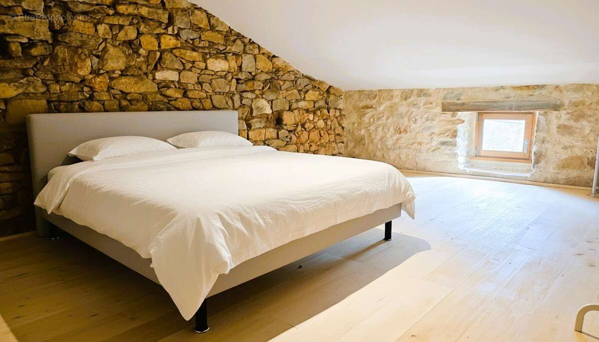 Maison à LARROQUE