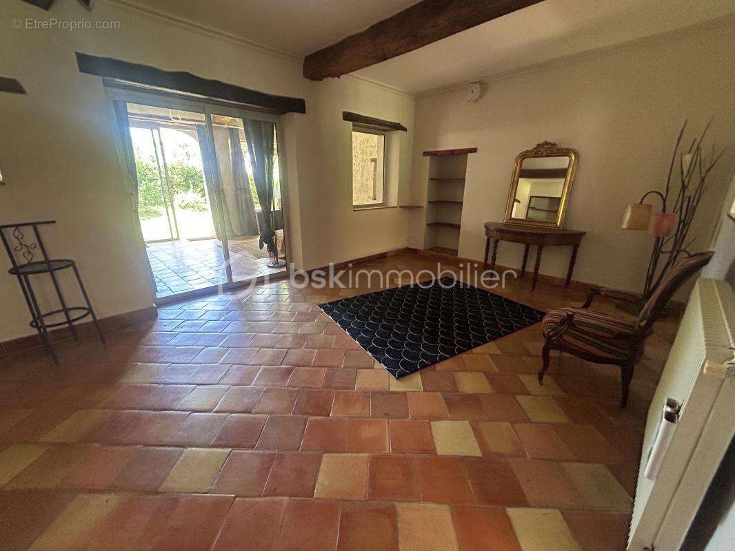Grande maison en pierres-4 chambres- garage terrain -studio attenant - photo 2