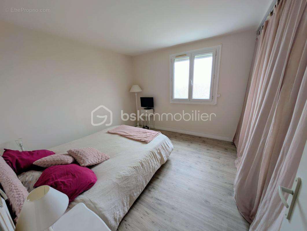 Appartement 3 pièces avec balcon, place de parking et cave, proche RER A Champs-sur-Marne et du futur Métro 15 et 16 du Grand Pa - photo 11